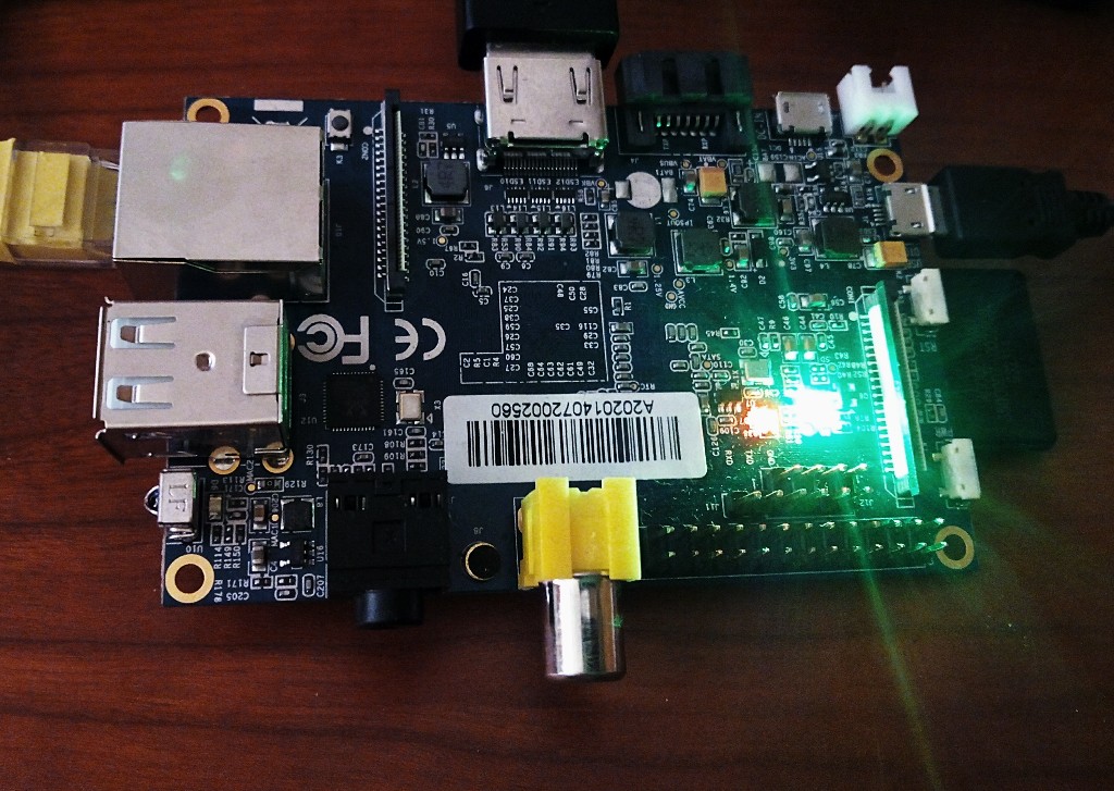 Unha praca banana pi, cos leds activos, con ethernet, hdmi, microusb e unha tarxeta de memoria conectados.