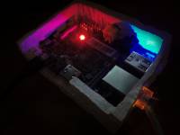 Amosa unha praca Banana PI metida nunha carcasa branca feita con blocos de pasta de papel con varios leds vermellos, azuis e laranxas acesos.